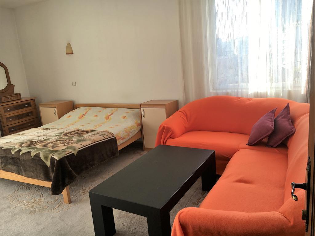 Center Apartment Prishtine Bagian luar foto