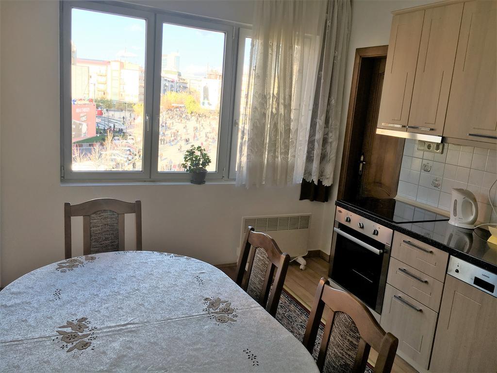 Center Apartment Prishtine Bagian luar foto