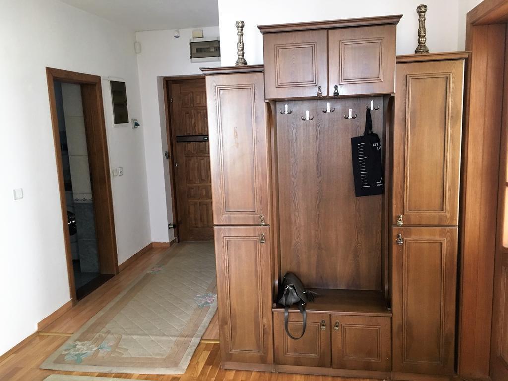 Center Apartment Prishtine Bagian luar foto